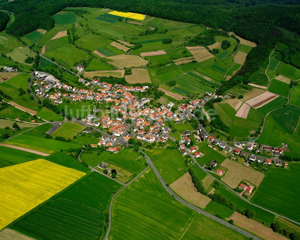 Süß von oben - Dorfkern am Feldrand in Süß im Bundesland Hessen, Deutschland