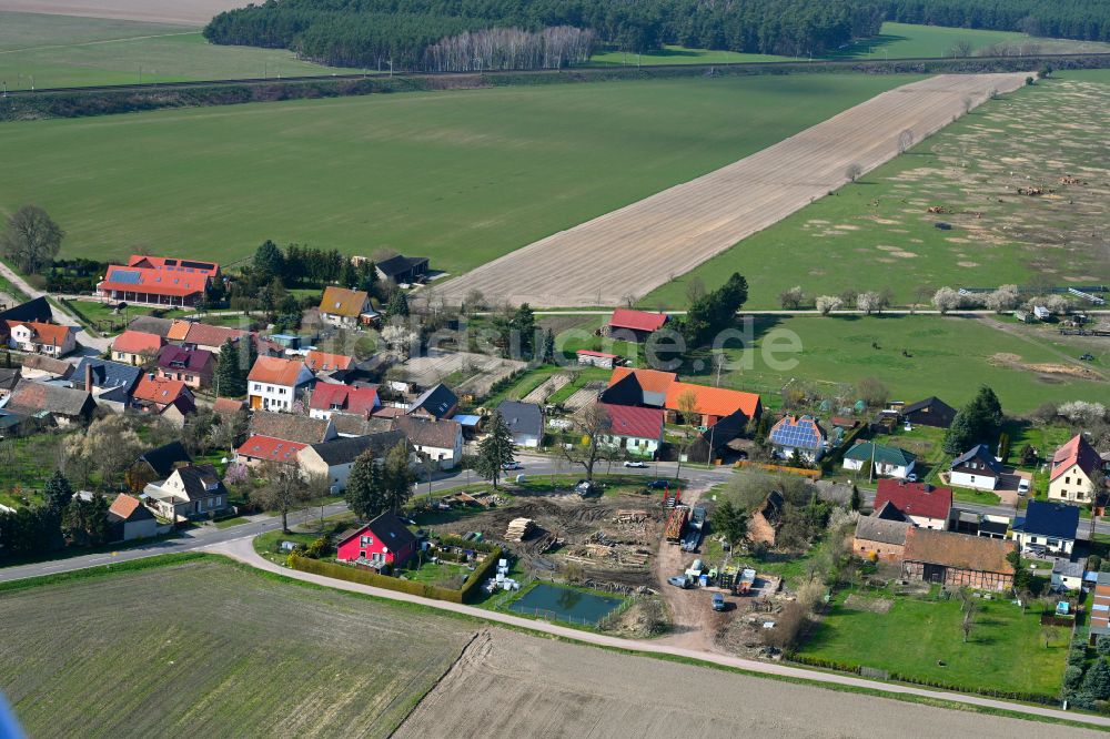 Stackelitz aus der Vogelperspektive: Dorfkern am Feldrand in Stackelitz im Bundesland Sachsen-Anhalt, Deutschland