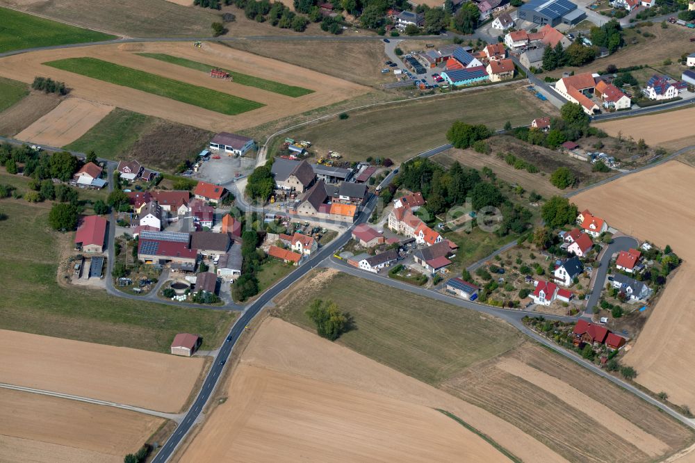 Stadelhofen von oben - Dorfkern am Feldrand in Stadelhofen im Bundesland Bayern, Deutschland