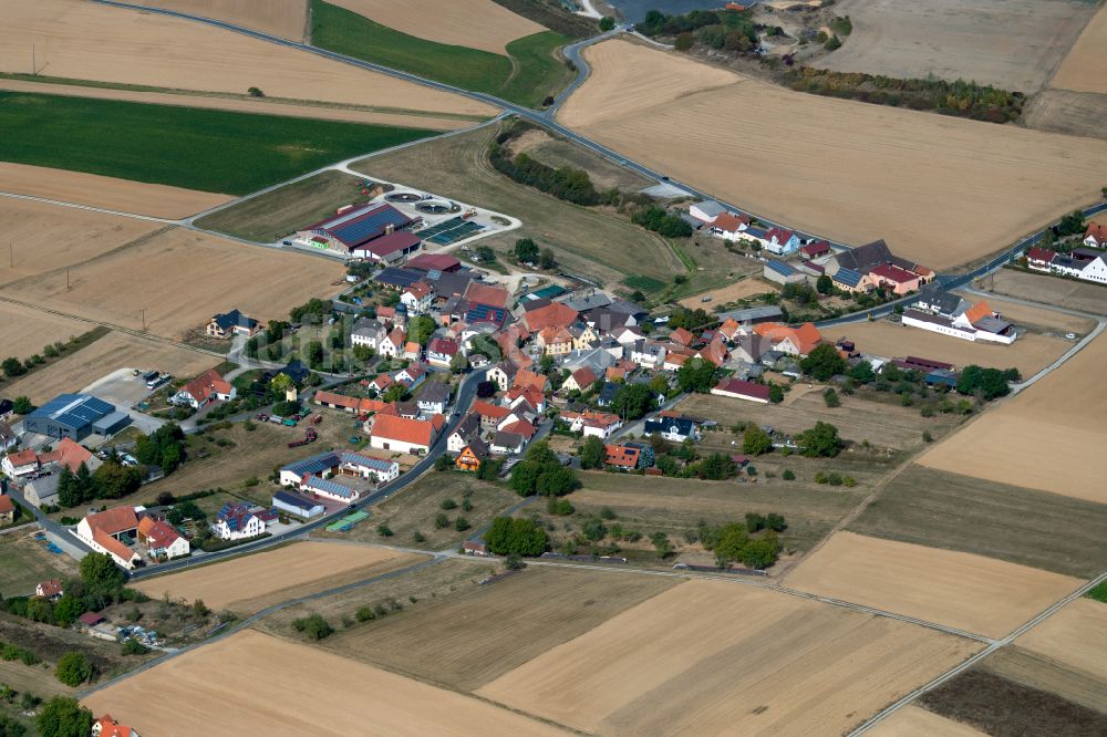 Stadelhofen aus der Vogelperspektive: Dorfkern am Feldrand in Stadelhofen im Bundesland Bayern, Deutschland