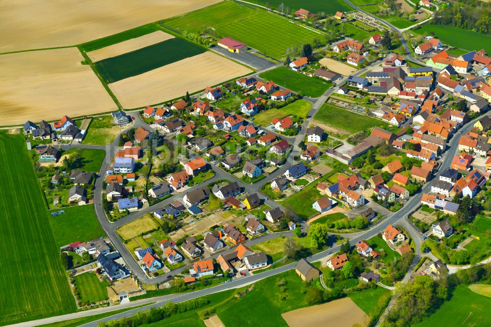 Stadelschwarzach aus der Vogelperspektive: Dorfkern am Feldrand in Stadelschwarzach im Bundesland Bayern, Deutschland