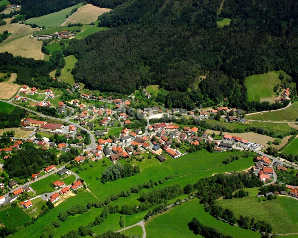 Stallwang aus der Vogelperspektive: Dorfkern am Feldrand in Stallwang im Bundesland Bayern, Deutschland