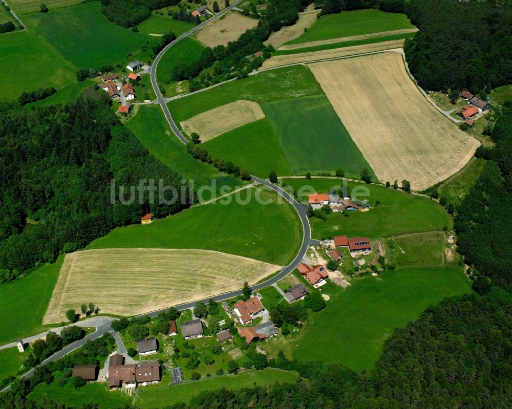 Stallwang von oben - Dorfkern am Feldrand in Stallwang im Bundesland Bayern, Deutschland