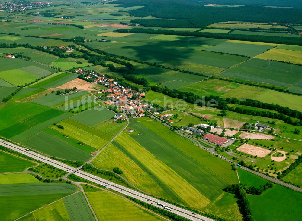 Standenbühl von oben - Dorfkern am Feldrand in Standenbühl im Bundesland Rheinland-Pfalz, Deutschland