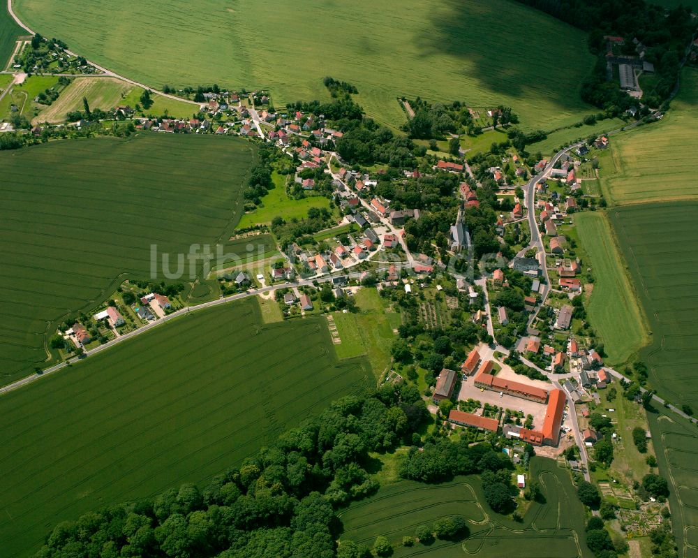 Luftaufnahme Staucha - Dorfkern am Feldrand in Staucha im Bundesland Sachsen, Deutschland