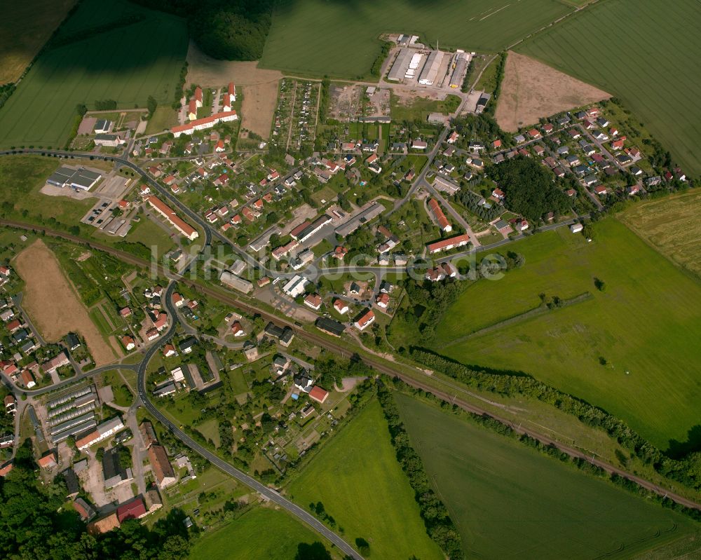 Stauchitz aus der Vogelperspektive: Dorfkern am Feldrand in Stauchitz im Bundesland Sachsen, Deutschland