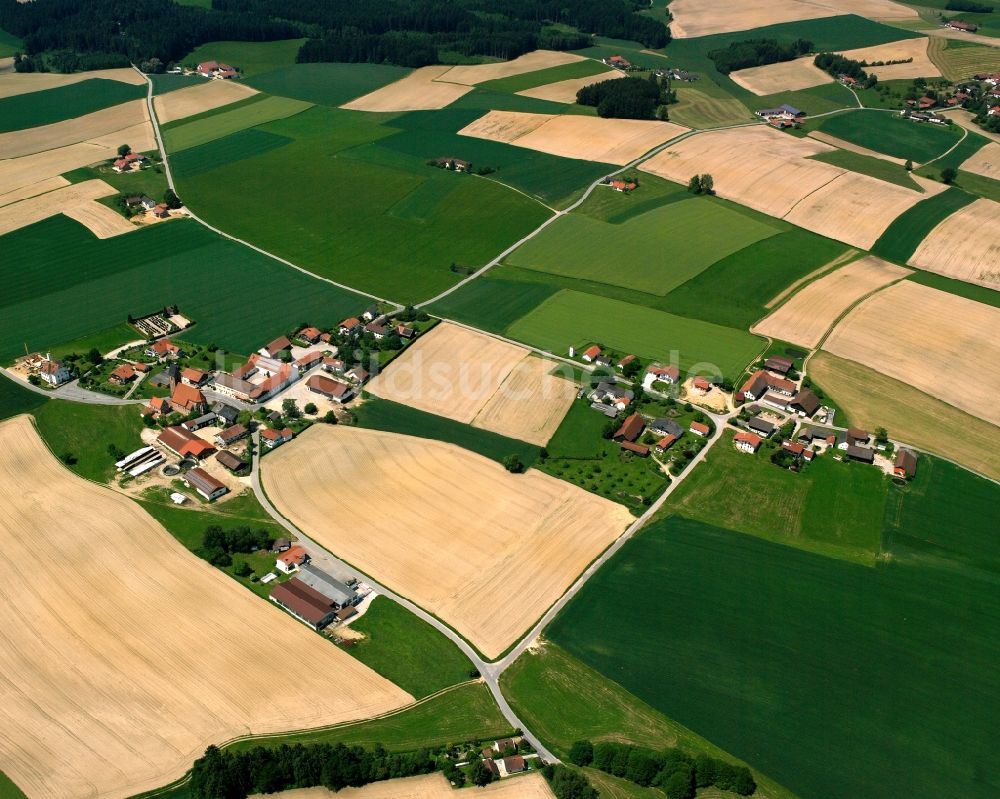 Luftaufnahme Staudach - Dorfkern am Feldrand in Staudach im Bundesland Bayern, Deutschland