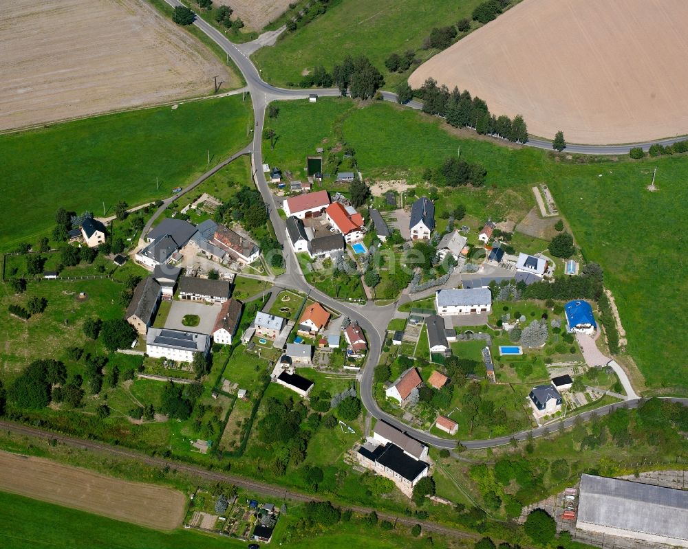 Stöbnig aus der Vogelperspektive: Dorfkern am Feldrand in Stöbnig im Bundesland Sachsen, Deutschland