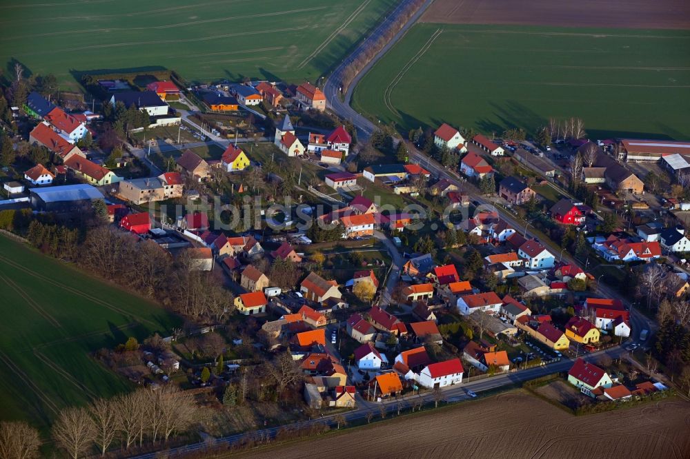 Stedten von oben - Dorfkern am Feldrand in Stedten im Bundesland Thüringen, Deutschland