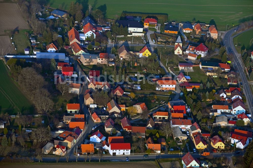 Stedten aus der Vogelperspektive: Dorfkern am Feldrand in Stedten im Bundesland Thüringen, Deutschland