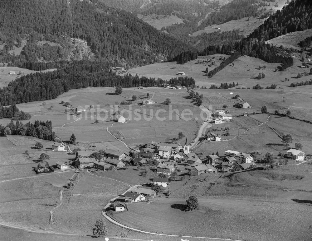 Luftaufnahme Steibis - Dorfkern am Feldrand in Steibis im Bundesland Bayern, Deutschland