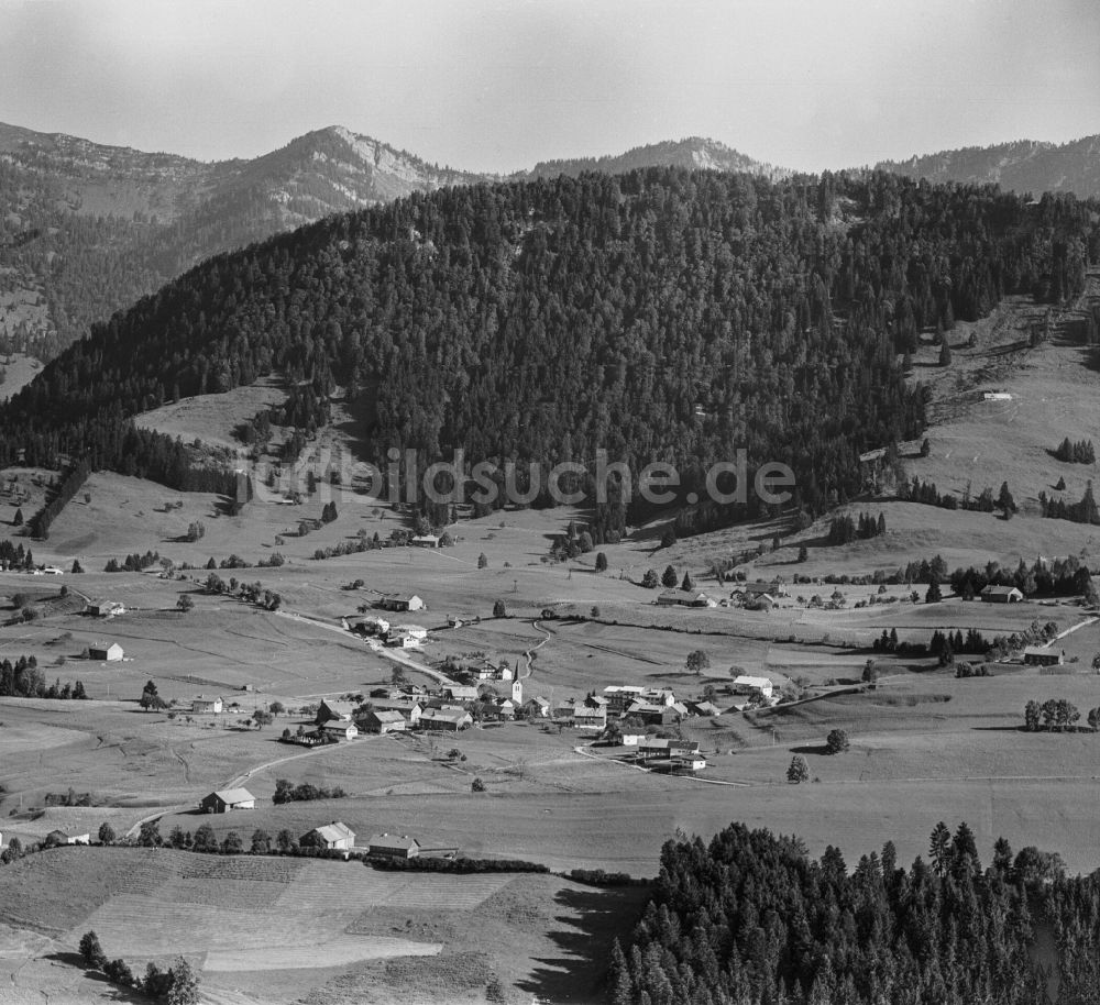 Steibis von oben - Dorfkern am Feldrand in Steibis im Bundesland Bayern, Deutschland