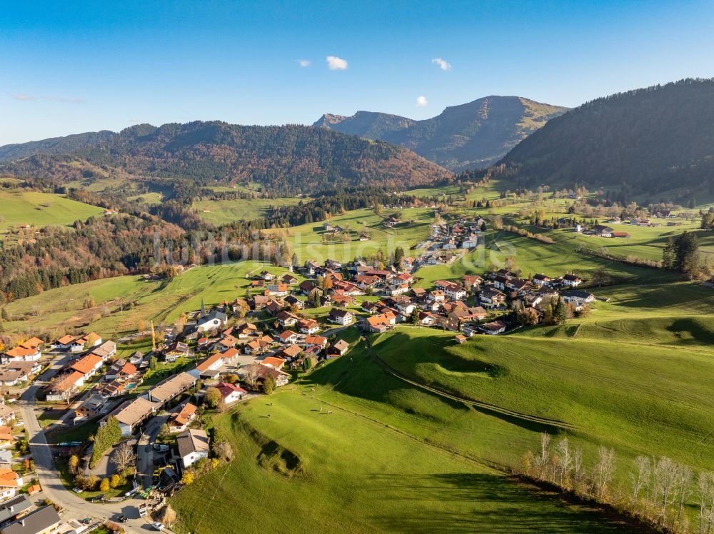 Luftaufnahme Steibis - Dorfkern am Feldrand in Steibis im Bundesland Bayern, Deutschland