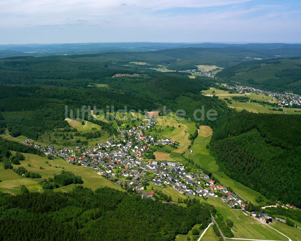 Steinbach aus der Vogelperspektive: Dorfkern am Feldrand in Steinbach im Bundesland Hessen, Deutschland