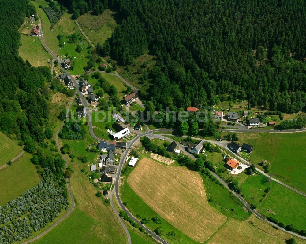 Steinbach aus der Vogelperspektive: Dorfkern am Feldrand in Steinbach im Bundesland Nordrhein-Westfalen, Deutschland