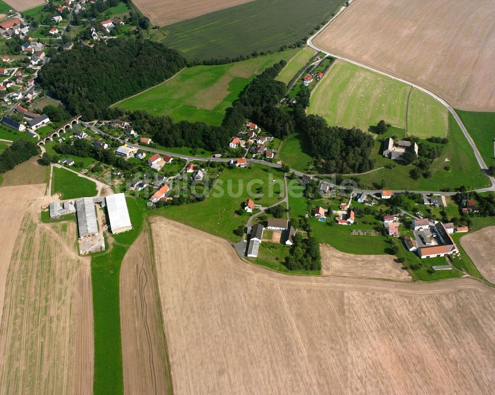 Steinbach aus der Vogelperspektive: Dorfkern am Feldrand in Steinbach im Bundesland Sachsen, Deutschland