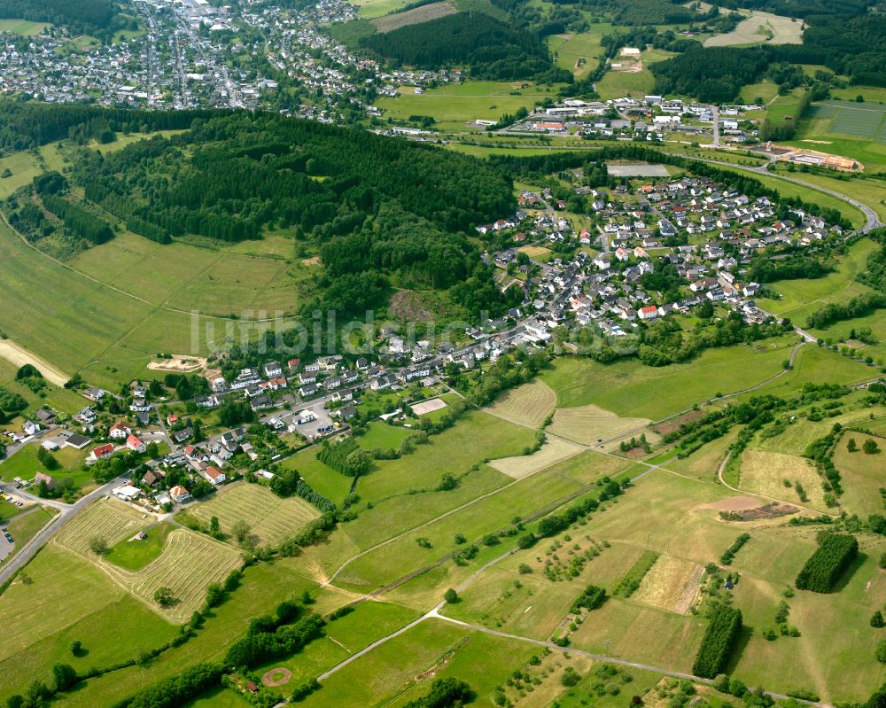 Steinbrücken von oben - Dorfkern am Feldrand in Steinbrücken im Bundesland Hessen, Deutschland