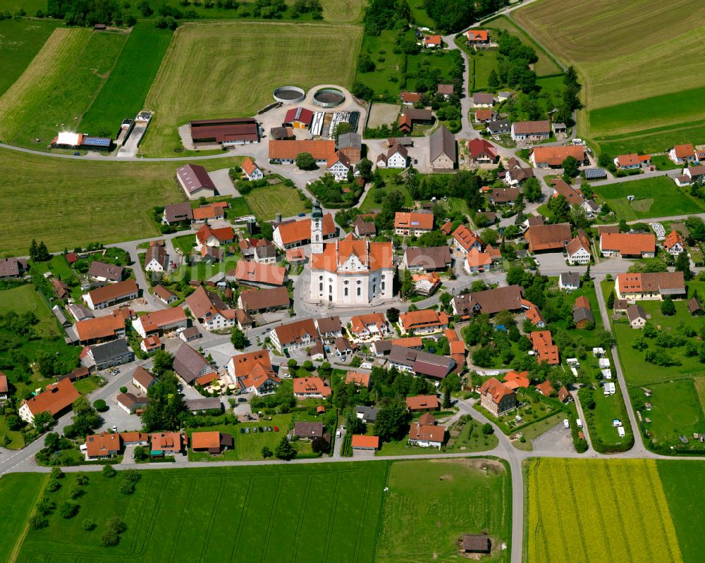 Steinhausen von oben - Dorfkern am Feldrand in Steinhausen im Bundesland Baden-Württemberg, Deutschland