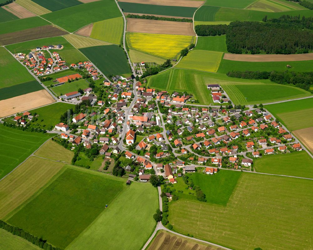 Luftaufnahme Steinhausen an der Rottum - Dorfkern am Feldrand in Steinhausen an der Rottum im Bundesland Baden-Württemberg, Deutschland