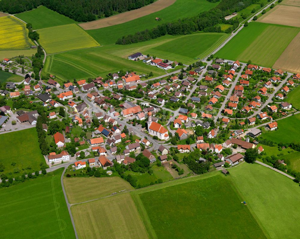 Steinhausen an der Rottum von oben - Dorfkern am Feldrand in Steinhausen an der Rottum im Bundesland Baden-Württemberg, Deutschland