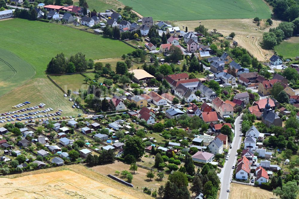 Steinsdorf aus der Vogelperspektive: Dorfkern am Feldrand in Steinsdorf im Bundesland Thüringen, Deutschland