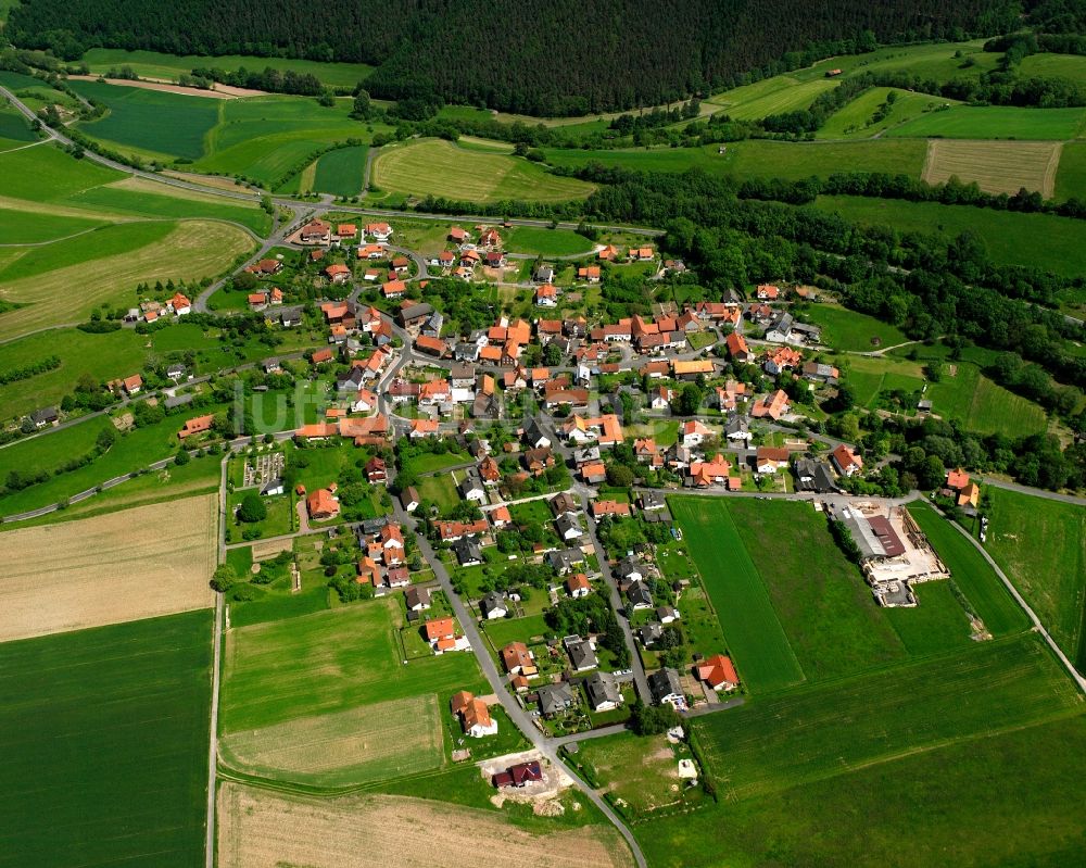 Luftaufnahme Sterkelshausen - Dorfkern am Feldrand in Sterkelshausen im Bundesland Hessen, Deutschland