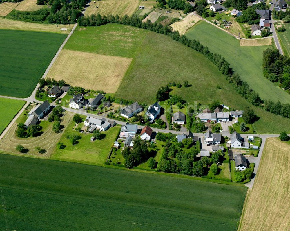 St.Georgenhausen aus der Vogelperspektive: Dorfkern am Feldrand in St.Georgenhausen im Bundesland Rheinland-Pfalz, Deutschland