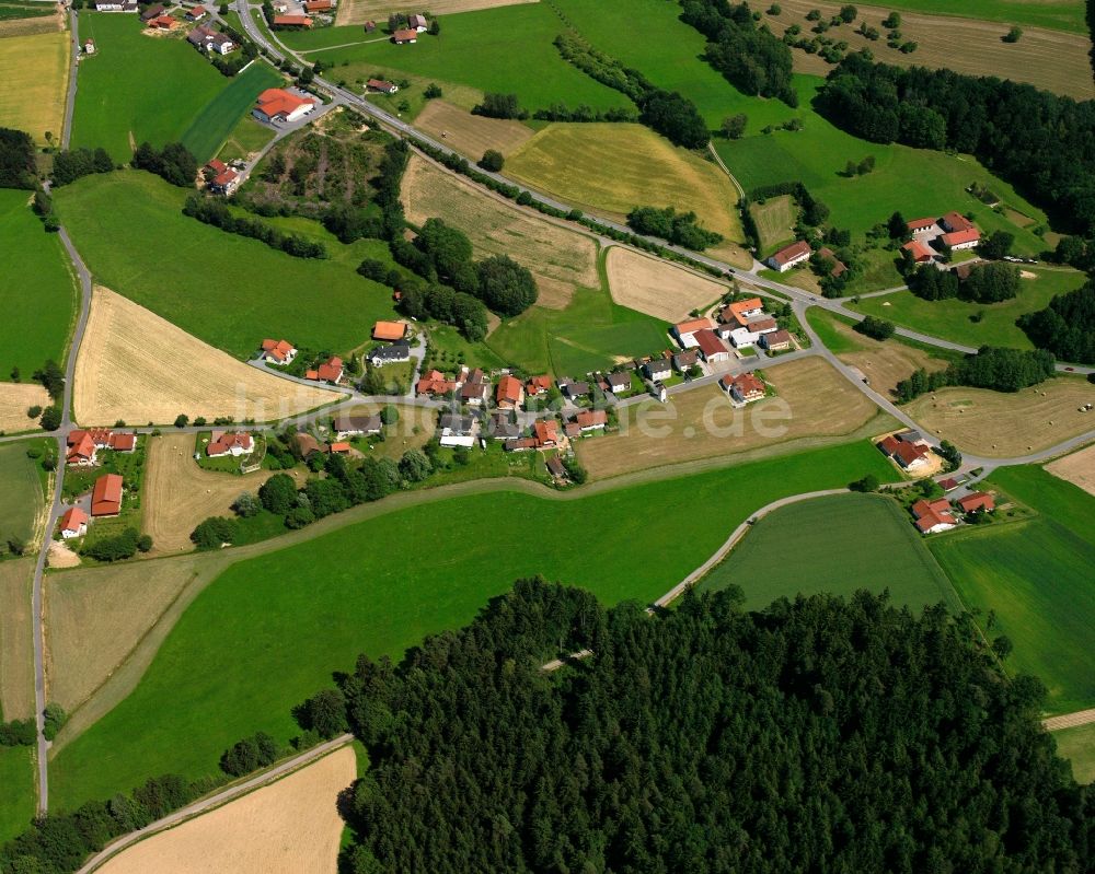 Stippich von oben - Dorfkern am Feldrand in Stippich im Bundesland Bayern, Deutschland