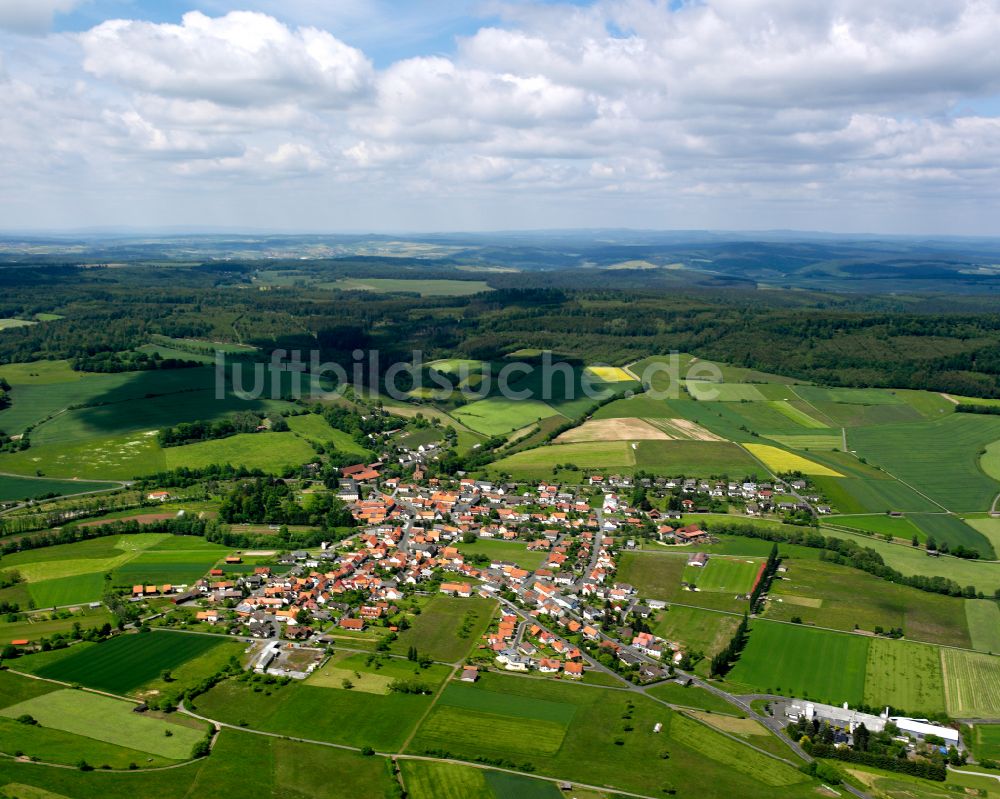 Stockhausen aus der Vogelperspektive: Dorfkern am Feldrand in Stockhausen im Bundesland Hessen, Deutschland