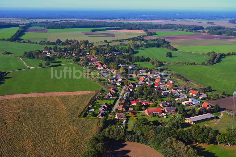 Stolpe aus der Vogelperspektive: Dorfkern am Feldrand in Stolpe im Bundesland Mecklenburg-Vorpommern, Deutschland