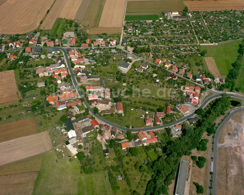 Luftaufnahme Stolzenhain an der Röder - Dorfkern am Feldrand in Stolzenhain an der Röder im Bundesland Sachsen, Deutschland