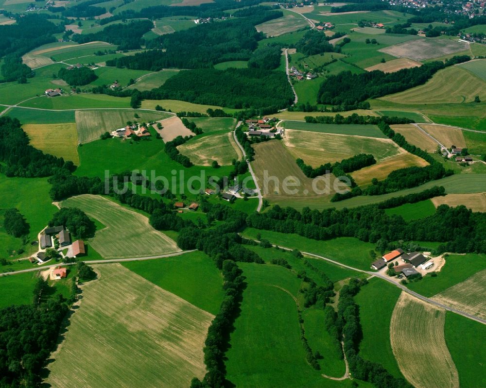 Strahberg aus der Vogelperspektive: Dorfkern am Feldrand in Strahberg im Bundesland Bayern, Deutschland