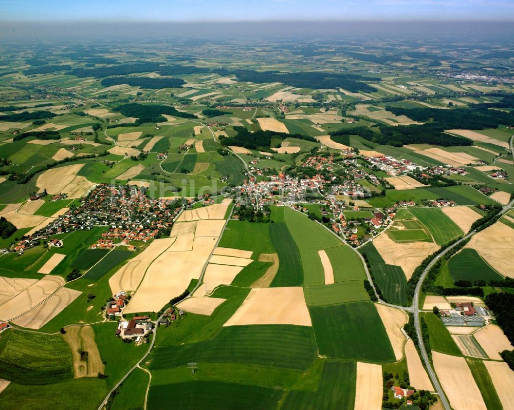 Luftbild Straß - Dorfkern am Feldrand in Straß im Bundesland Bayern, Deutschland