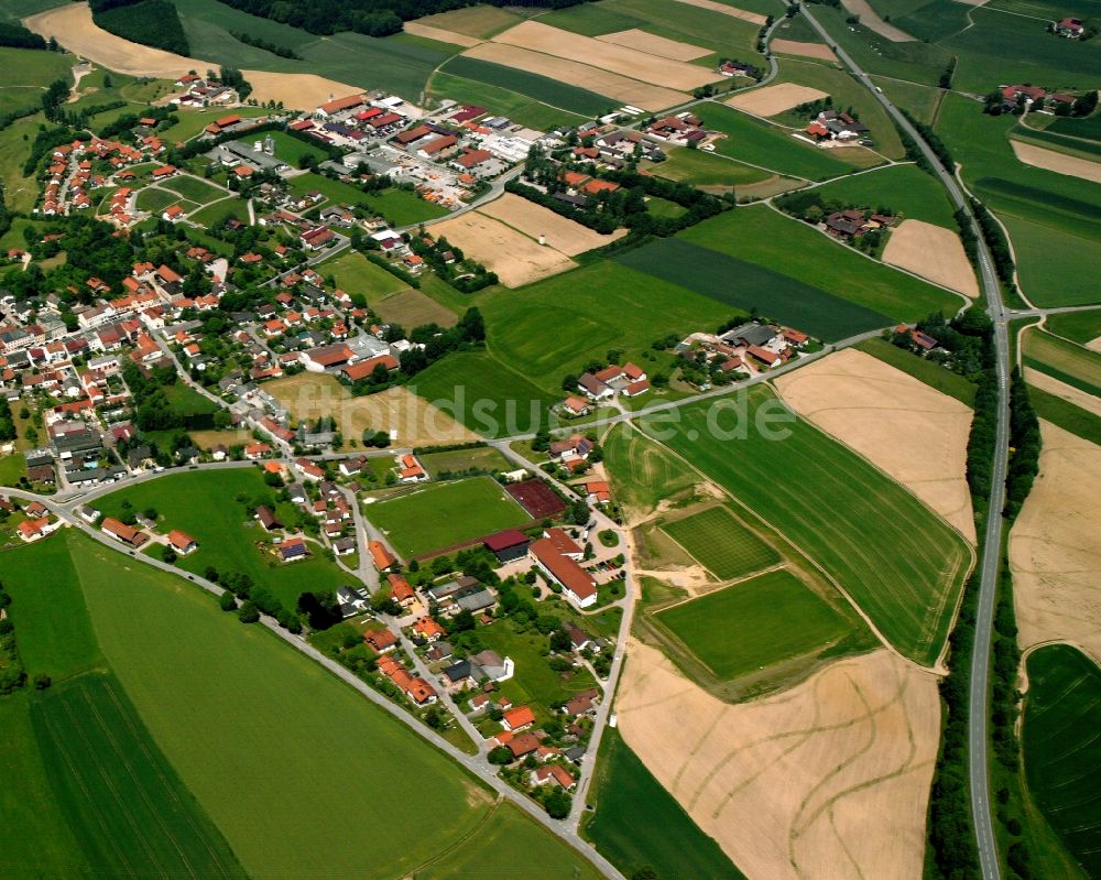 Luftaufnahme Straß - Dorfkern am Feldrand in Straß im Bundesland Bayern, Deutschland