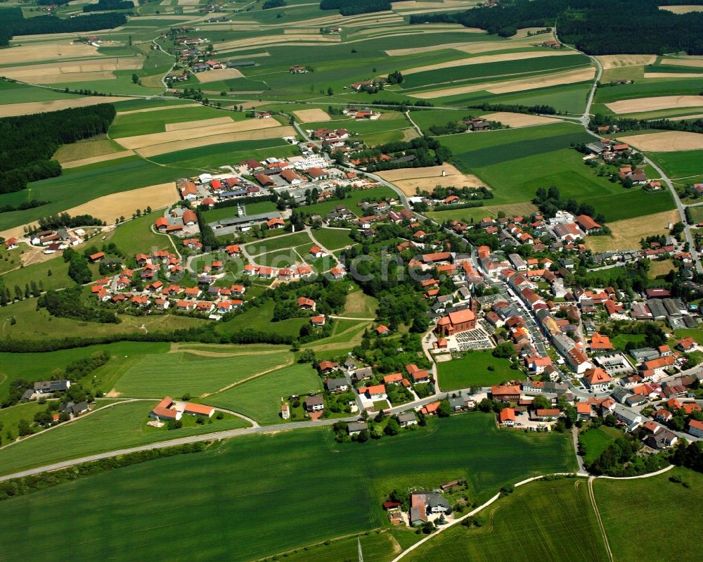 Luftaufnahme Straß - Dorfkern am Feldrand in Straß im Bundesland Bayern, Deutschland