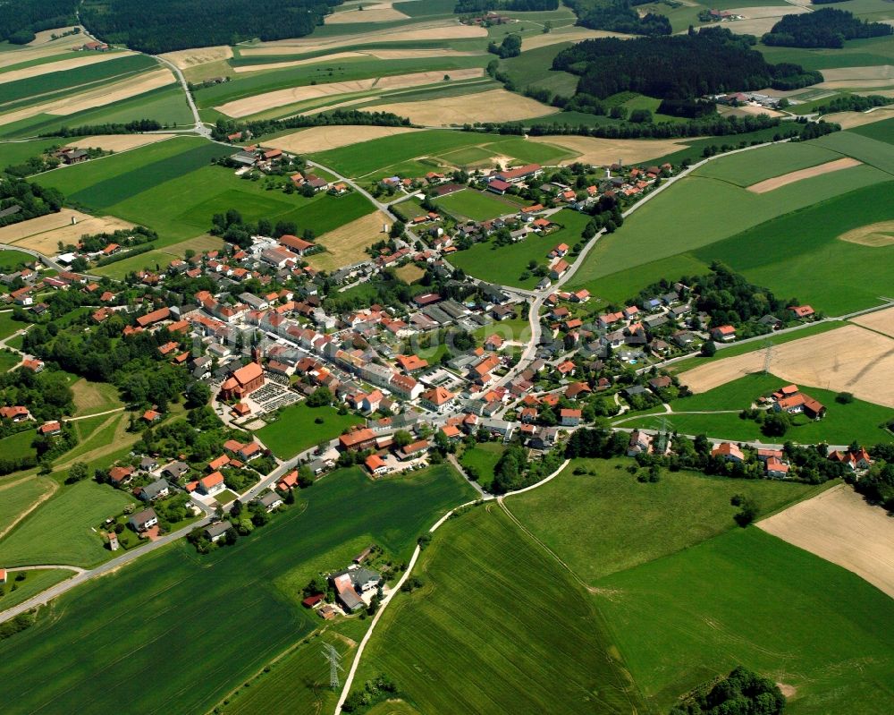 Straß von oben - Dorfkern am Feldrand in Straß im Bundesland Bayern, Deutschland