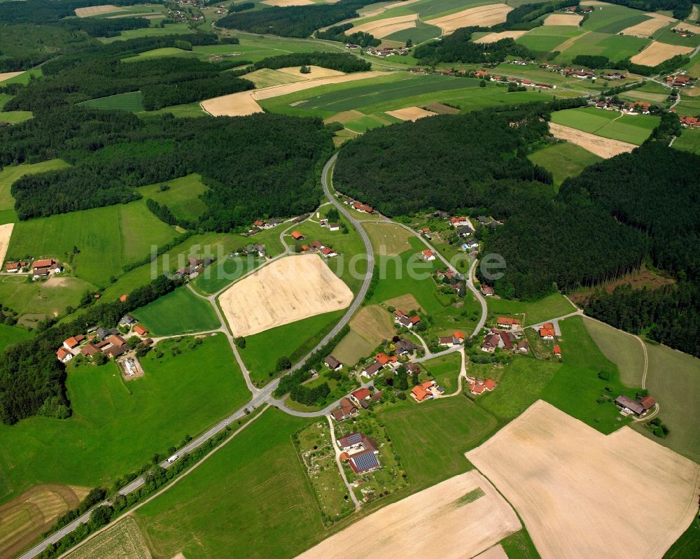 Straßdobl aus der Vogelperspektive: Dorfkern am Feldrand in Straßdobl im Bundesland Bayern, Deutschland