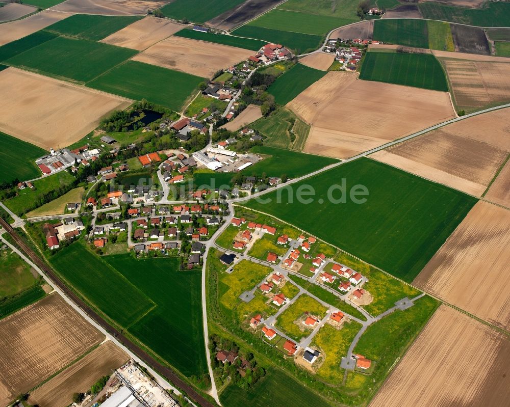 Straßkirchen aus der Vogelperspektive: Dorfkern am Feldrand in Straßkirchen im Bundesland Bayern, Deutschland