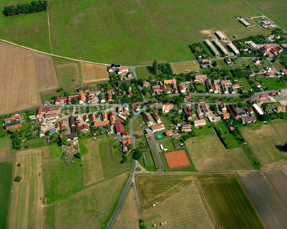 Strauch aus der Vogelperspektive: Dorfkern am Feldrand in Strauch im Bundesland Sachsen, Deutschland