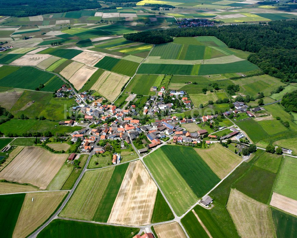 Strebendorf aus der Vogelperspektive: Dorfkern am Feldrand in Strebendorf im Bundesland Hessen, Deutschland