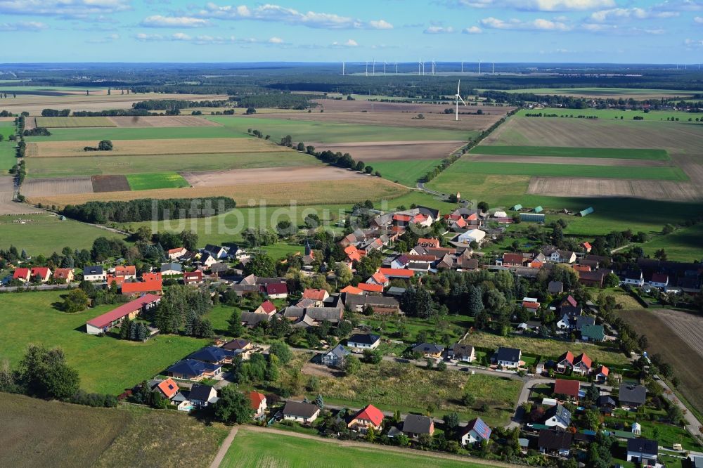 Luftbild Streetz - Dorfkern am Feldrand in Streetz im Bundesland Sachsen-Anhalt, Deutschland