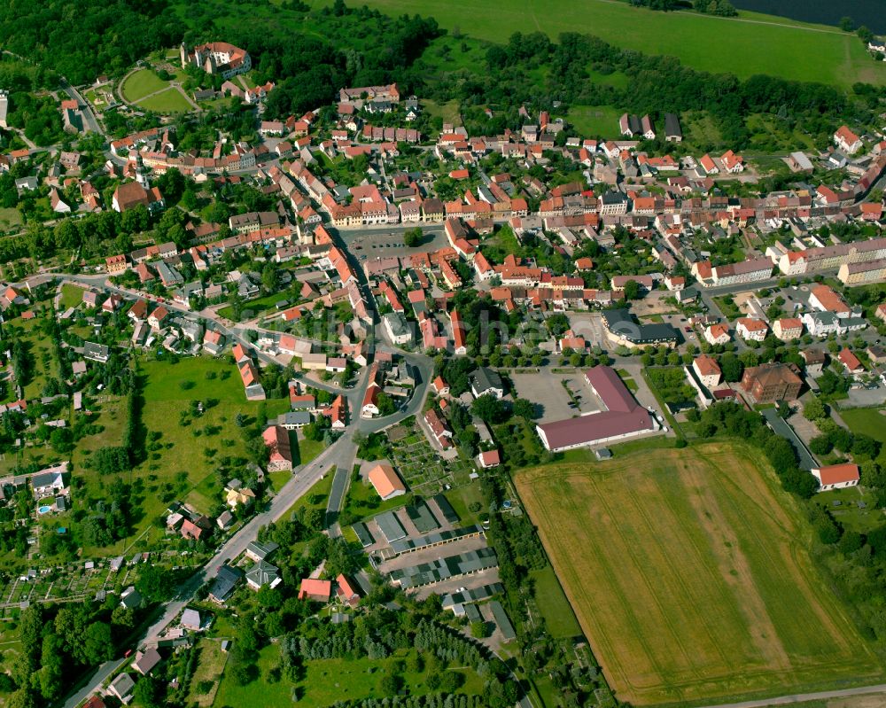 Strehla aus der Vogelperspektive: Dorfkern am Feldrand in Strehla im Bundesland Sachsen, Deutschland