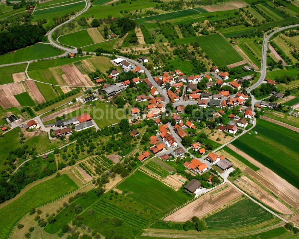 Streich von oben - Dorfkern am Feldrand in Streich im Bundesland Baden-Württemberg, Deutschland