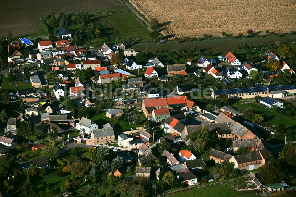 Strenznaundorf aus der Vogelperspektive: Dorfkern am Feldrand in Strenznaundorf im Bundesland Sachsen-Anhalt, Deutschland