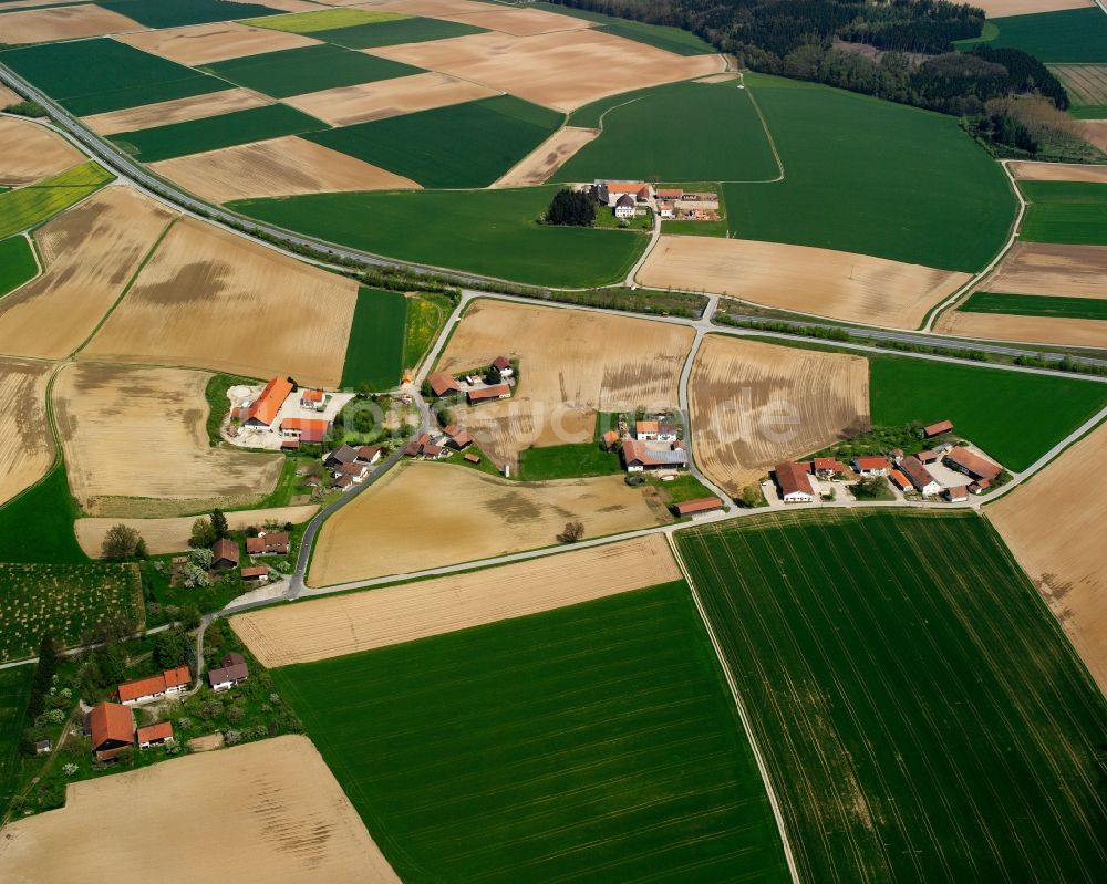 Luftaufnahme Strähberg - Dorfkern am Feldrand in Strähberg im Bundesland Bayern, Deutschland