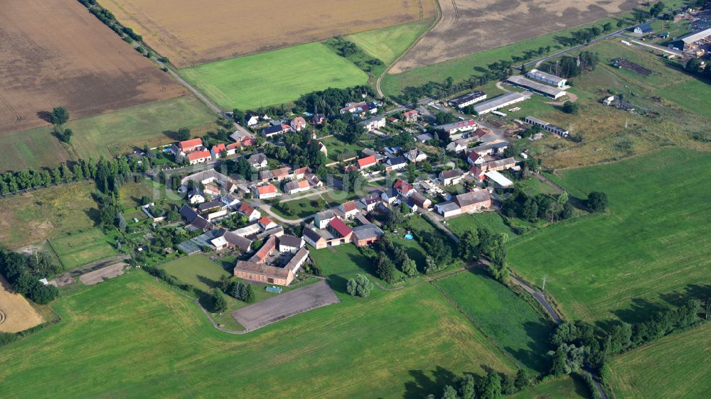 Strinum von oben - Dorfkern am Feldrand in Strinum im Bundesland Sachsen-Anhalt, Deutschland