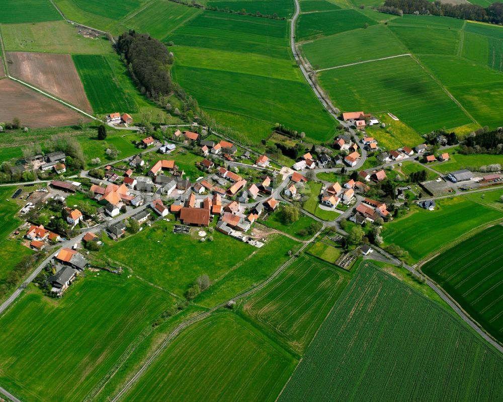 Stärklos aus der Vogelperspektive: Dorfkern am Feldrand in Stärklos im Bundesland Hessen, Deutschland