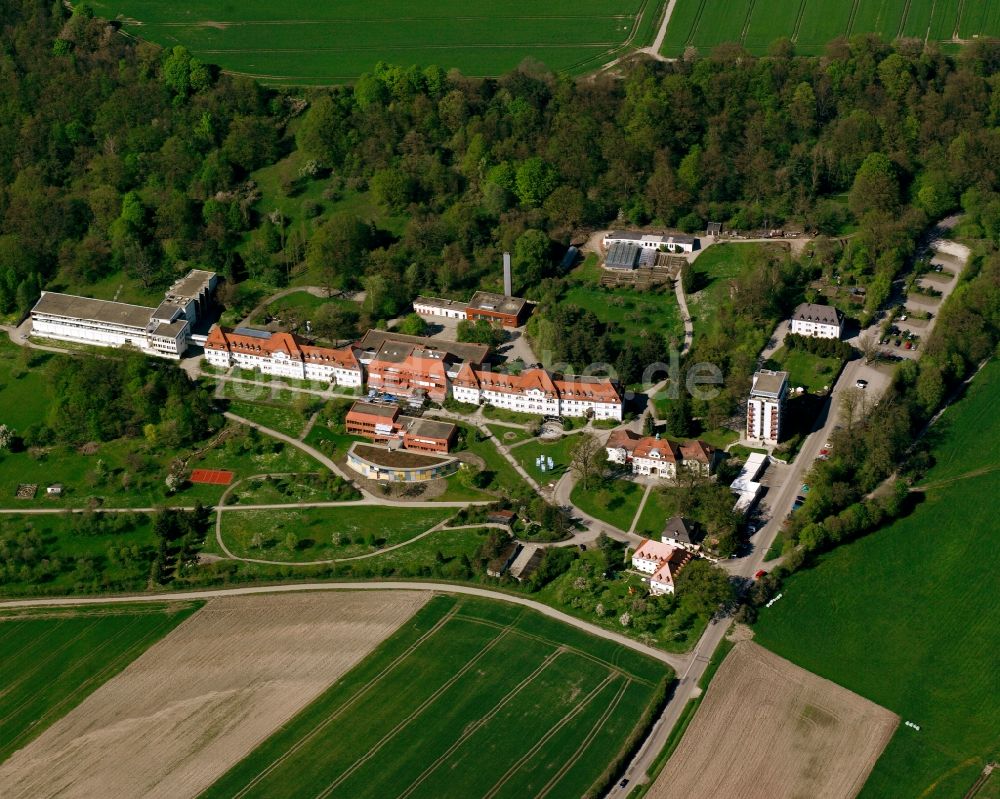 Strüth aus der Vogelperspektive: Dorfkern am Feldrand in Strüth im Bundesland Bayern, Deutschland