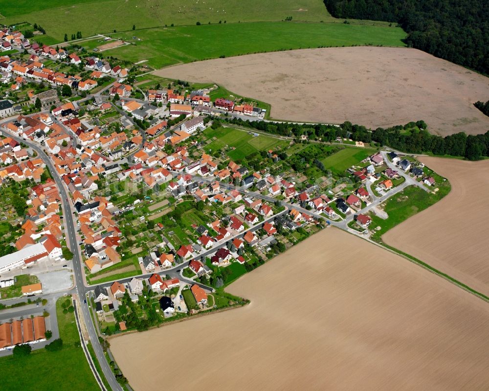 Struth aus der Vogelperspektive: Dorfkern am Feldrand in Struth im Bundesland Thüringen, Deutschland