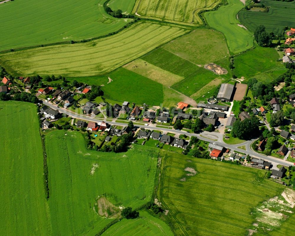 Stubben von oben - Dorfkern am Feldrand in Stubben im Bundesland Schleswig-Holstein, Deutschland